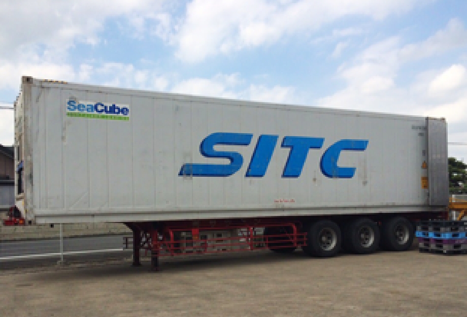 港から弊社倉庫にコンテナのまま商品を運び、デバンニングする事でコスト削減と時間削減を実現